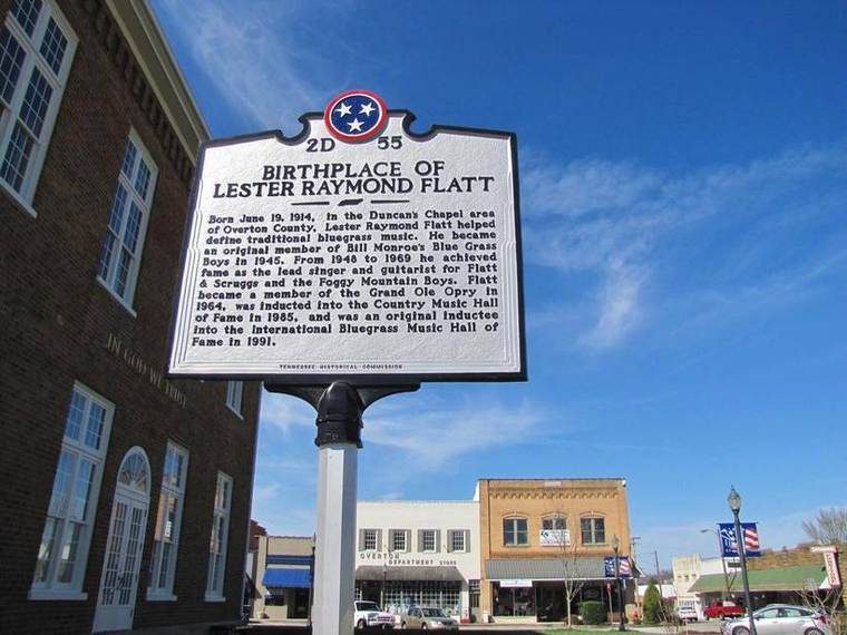 A Tennessee Historical Commission historical marker standing in Livingston, Tennessee, dedicated to bluegrass musician Lester Flatt.