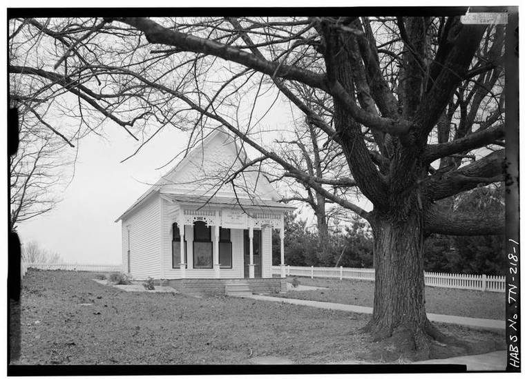 A general view of the Governor Albert H. Roberts Law Office at 114 East Main Street in Livingston, Tennessee, and its surrounding environs, seen from the southwest.