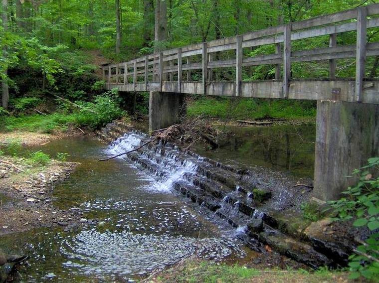 Pedestrian bridge over Mill Creek connecting the Mill Creek Trail and Cooper Mountain Loop Trail, Standing Stone State Park